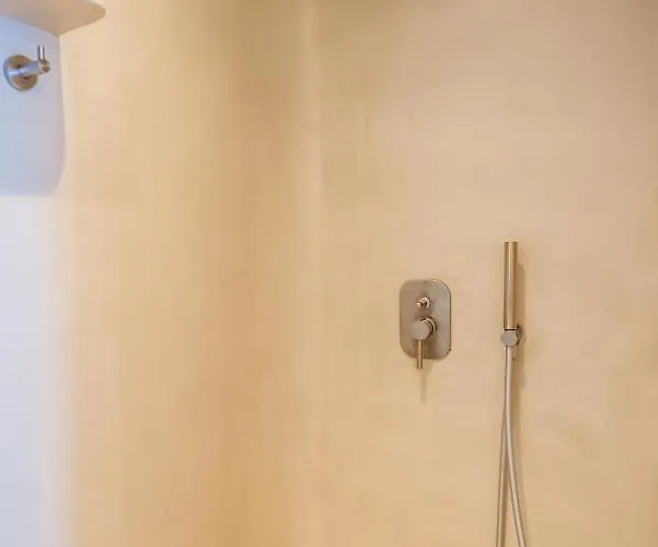 Nima Βίλα Κλουβάς